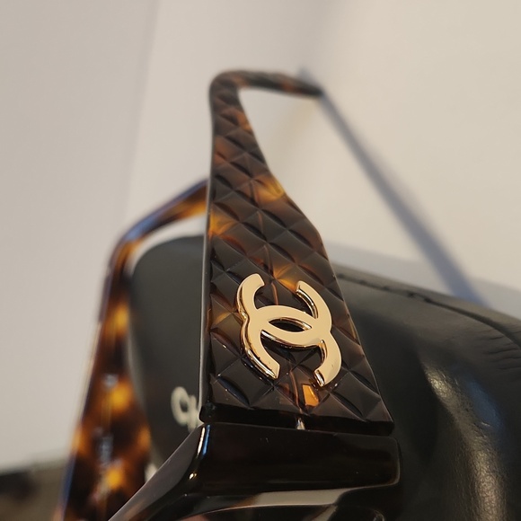 Chanel Tortoise Shell Gold CC Sunglasses w/Chanel Case - Picture 4 of 16